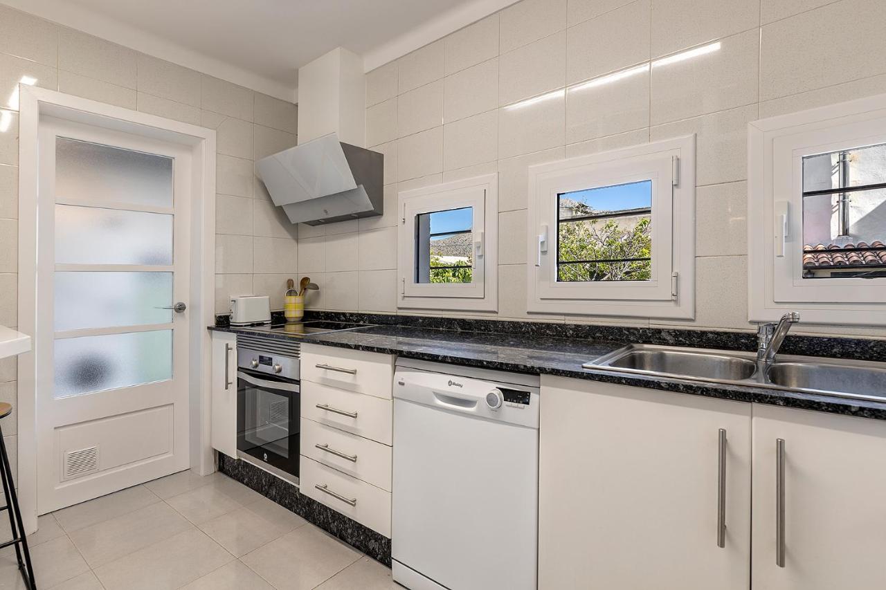 Appartement La Gola Apartment, First-line Beachfront, Newly Refurbished